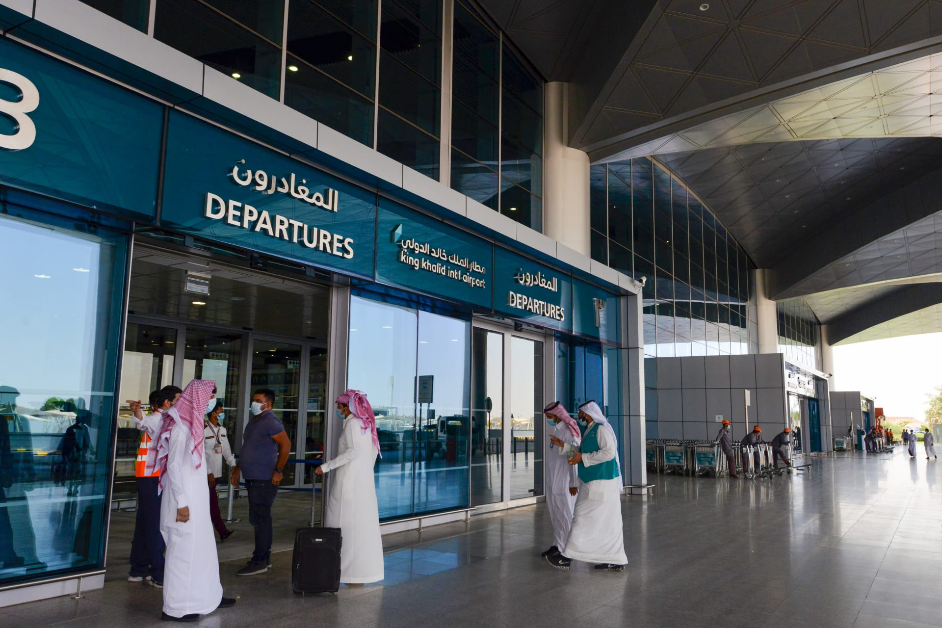 شروط السفر من السعودية إلى البحرين 1443 والفئات المسموح لها والتكلفة